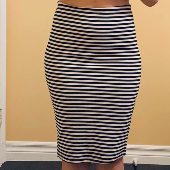 Bodycon midi skirt - Picture 3 of 3